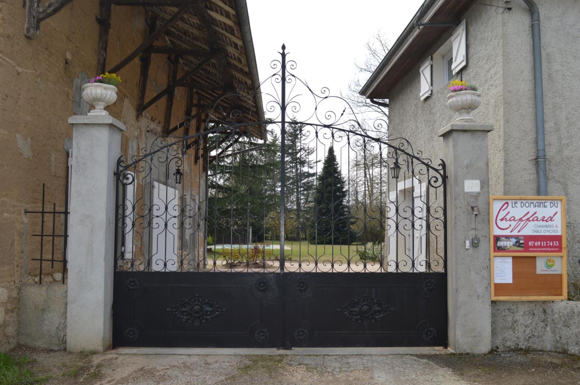 Le Domaine Du Chaffard Bed & Breakfast Les Avenieres Bagian luar foto